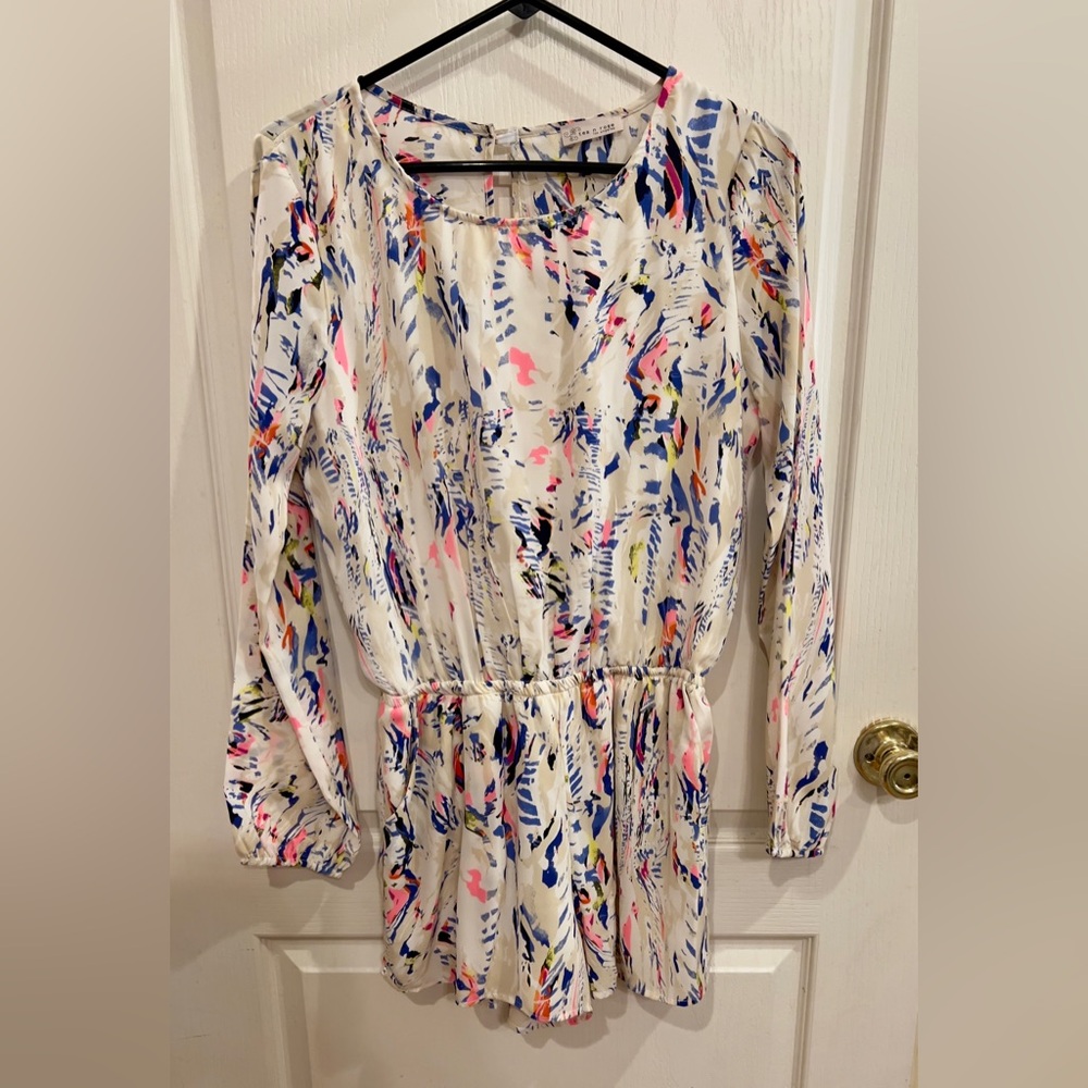 Tea & Rose ivory with splatted print rompe. Long sleeve elastic waist.  Size M